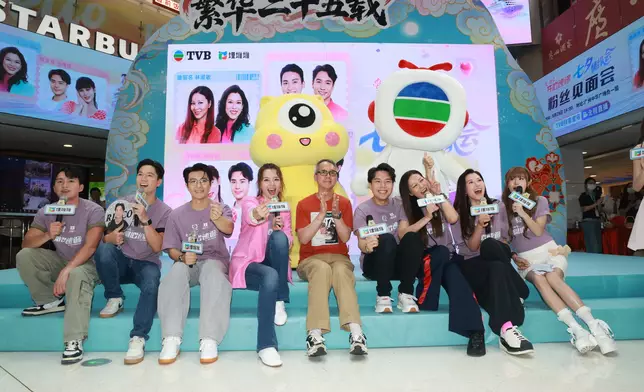 演員與監製梁耀堅台上大合照。