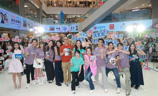 演員與監製梁耀堅及埋堆堆工作人員大合照。