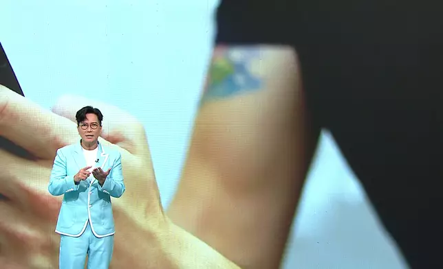 第三則新聞落在，今年一月，香港中文大學研究發現，超過五成學齡兒童及九成五大學生有近視，與長時間使用電子產品有關。