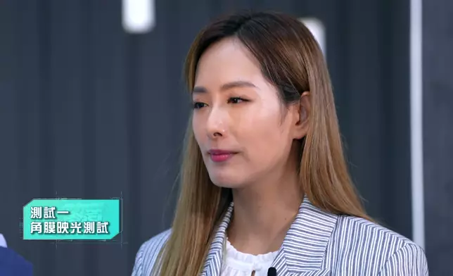 為了讓觀眾了解如何自測斜視，兩位主持王嘉慧、吳幸美即場示範兩個簡單測試方法，角膜映光測試、交替遮蓋測試。