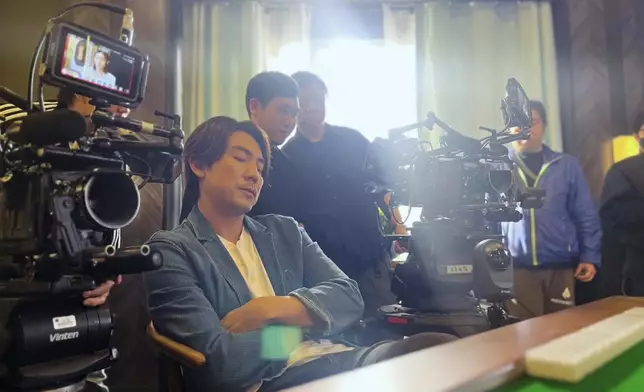 拍攝時抱病上陣的阿譚，昨晚上載在拍攝現場睡著時被偷拍的照片，並搞笑留言：「灣仔麻雀小王子都會......瞓著咗畀人偷影嘅」。