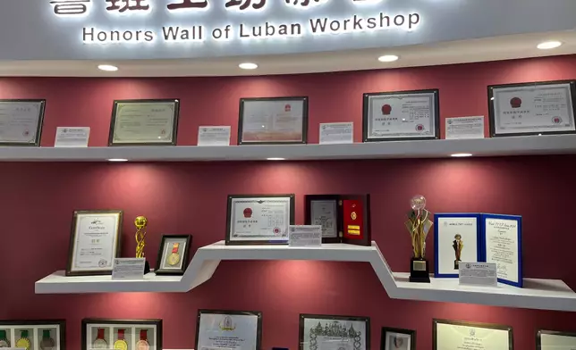 魯班工坊榮譽牆。巴士的報記者攝