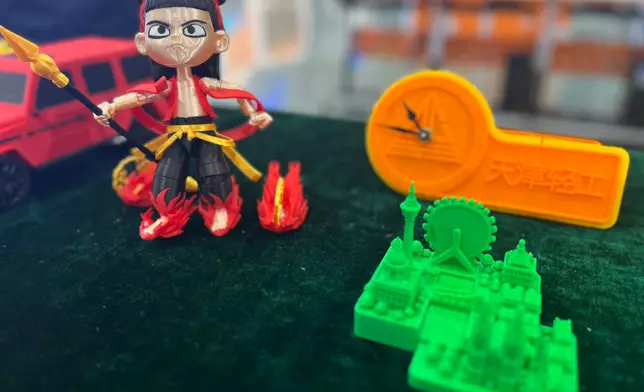 中國潮玩、影視作品受魯班工坊學生的喜好，不少人會學以致用，把自己喜歡的影視角色進行3D打印。巴士的報記者攝