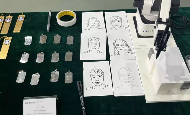 設備搭載具備視覺識別功能的機械手臂，能夠基於人臉識別技術自動生成簡筆畫。巴士的報記者攝