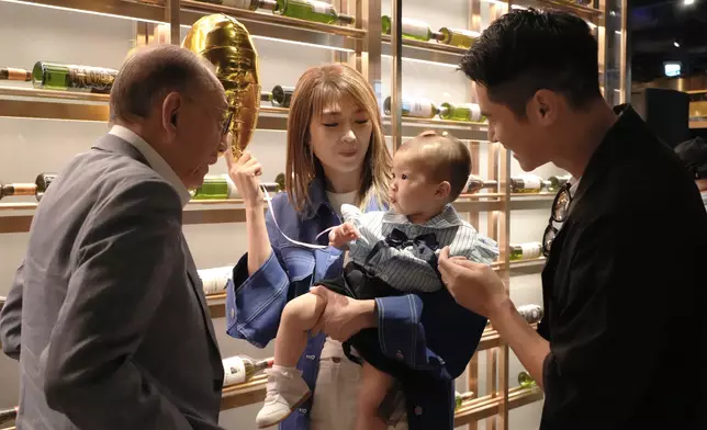 陳家樂囡囡收楊受成大利是。