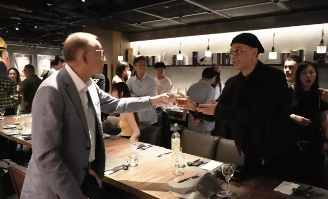 歐陽震華謂：「希望世界和平，人人身體健康，日日開開心心。」