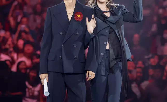 二人笑談「胎教聽歌」趣事。