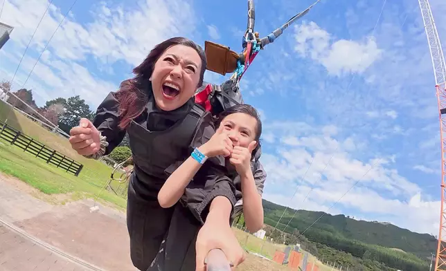 Christy全程尖叫，Kasey就淡定舉拇指！