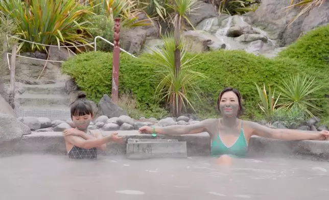 體驗「火山泥漿浴」，Christy身形真係好弗，完全唔似生過三個小朋友。