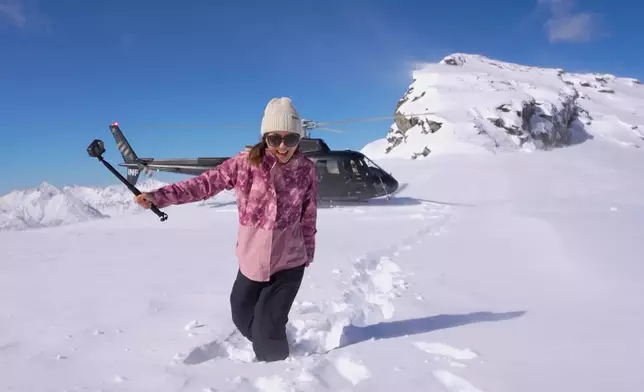之後佢哋仲會坐直升機登上雪山。