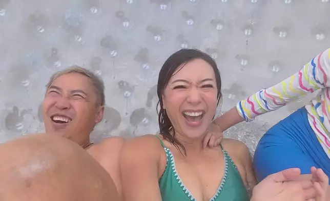 一家三口一齊玩。