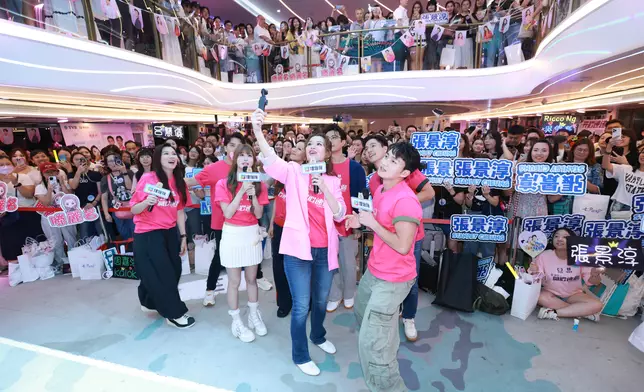 眾演員集體獻唱劇集主題曲《這個家》並與粉絲互動兼自拍。