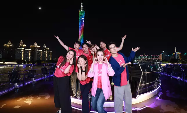 眾演員欣賞珠江夜景並與廣州塔「小蠻腰」合影留念。