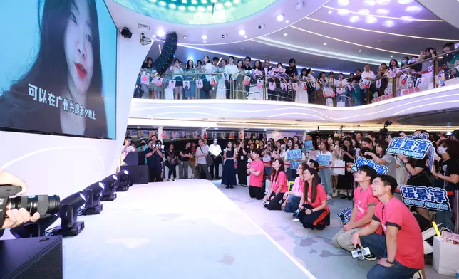 屏幕播放粉絲投稿驚喜視頻，演員發表觀後感言。