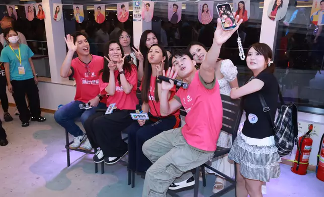 演員分成兩組，分別與全場近300名粉絲逐組進行合影及互動留念，大派福利。