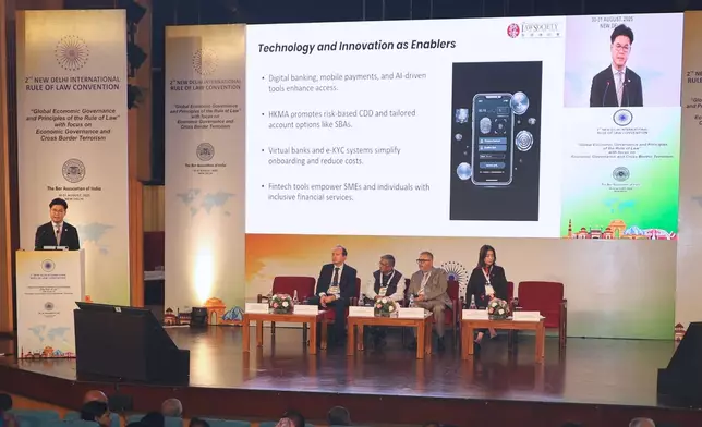 湯文龍在會上發言。香港律師會FB