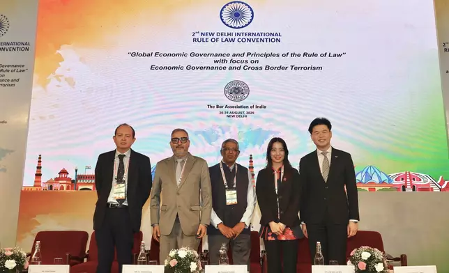 湯文龍（右一）和與會者合照。香港律師會FB