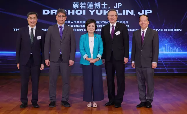 理大應用社會科學系聯同科技及創新政策研究中心舉辦的「點亮社會創新比賽2025」頒獎典禮圓滿結束。香港特別行政區政府教育局局長蔡若蓮（中）、理大校長滕錦光（右二）、副校長（研究及創新）兼科技及創新政策研究中心主任趙汝恒（左二）、醫療及社會科學院院長岑浩强（左一）及應用社會科學系系主任兼科技及創新政策研究中心聯席主任崔永康（右一）擔任頒獎典禮主禮嘉賓。