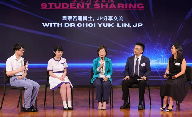 蔡若蓮（中）、理大應用社會科學系助理教授黎可欣（右一）及鄭誠（右二）與得獎學生代表進行交流。