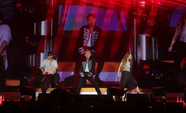 林峯、鄧麗欣與張繼聰以節拍強勁的快歌揭開序幕，炒熱全場氣氛。