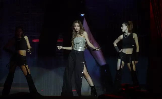 林峯、鄧麗欣與張繼聰以節拍強勁的快歌揭開序幕，炒熱全場氣氛。