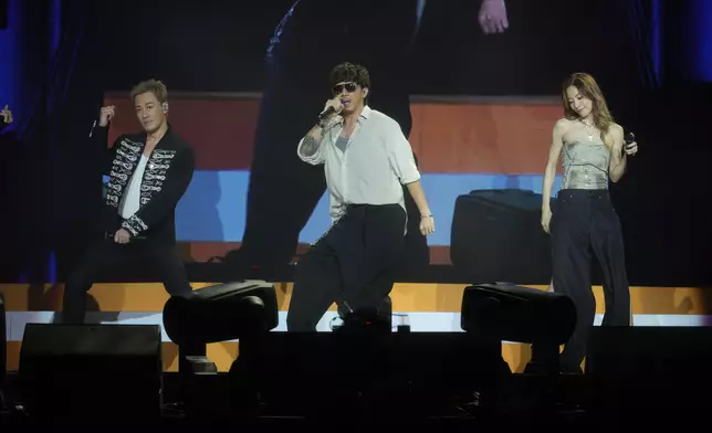 林峯、鄧麗欣與張繼聰以節拍強勁的快歌揭開序幕，炒熱全場氣氛。