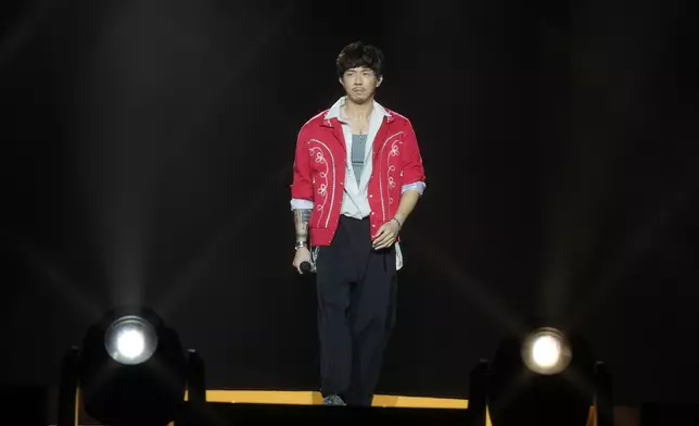 張繼聰演繹《David Harleyson》、《Trash Talk》到《玻璃窗的我》。