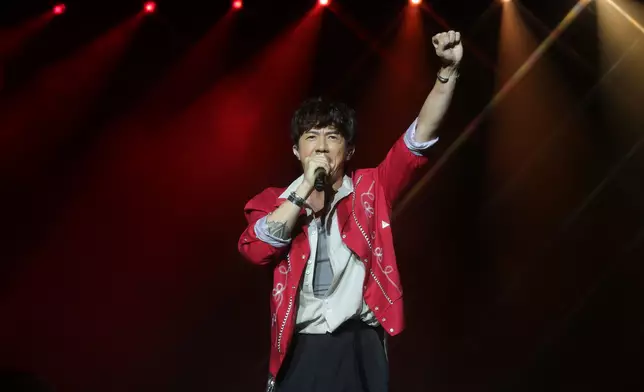 經歷成長與蛻變，繼續勇敢擁抱每個面向，熔鑄成更強大的自己。