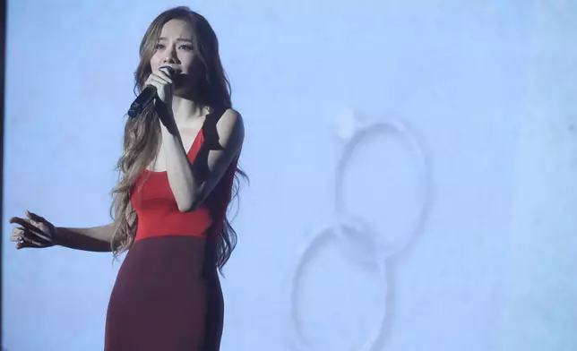 鄧麗欣深情演繹《他不准我哭》、《分手的情書》及《立斷》。