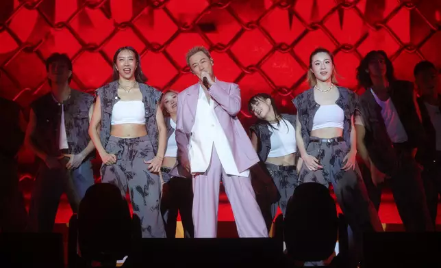 林峯熱力唱跳《Not Done With You》及《Heart Attack》。