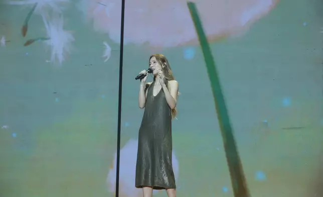 鄧麗欣演唱《哀傷和愛上算不算同音字》及《不要離我太遠》，唱出戀愛中的甜與苦。