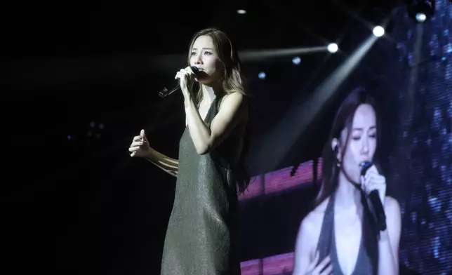 鄧麗欣演唱《哀傷和愛上算不算同音字》及《不要離我太遠》，唱出戀愛中的甜與苦。