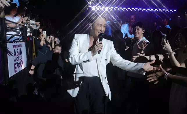 林峯深情演唱其大熱歌曲《愛在記憶中找你》，更走到台下與觀眾近距離握手互動。