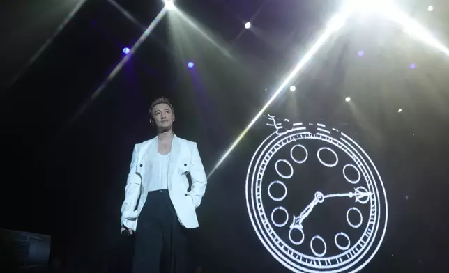 林峯深情演唱其大熱歌曲《愛在記憶中找你》，更走到台下與觀眾近距離握手互動。