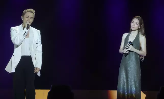 林峯與鄧麗欣合唱演繹《漸漸我們》，為觀眾帶來耳目一新的演出。