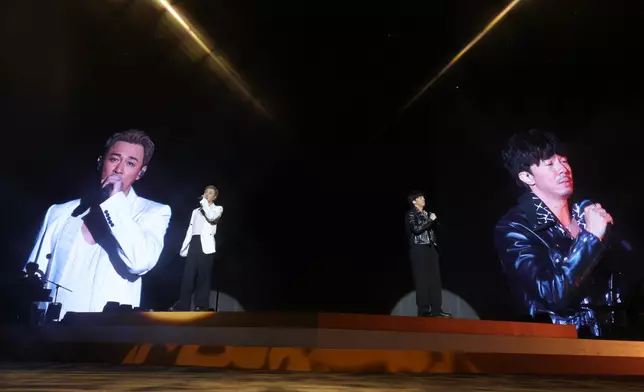 林峯與張繼聰合唱《用背脊唱情歌》，唱出男人的深情及悲傷。