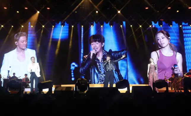 林峯、鄧麗欣與張繼聰合唱《黃金時代》，以歌聲敘述這個時代的浪漫與激情。