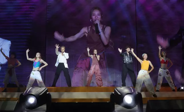 「一夜限定女團」驚喜登場，林峯、鄧麗欣與張繼聰活力跳唱《心急人上》。