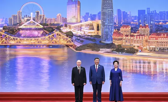 習近平、普京及彭麗媛合照。AP圖片