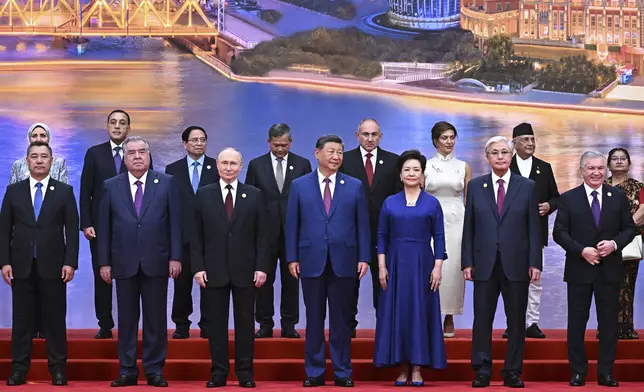 習近平和彭麗媛歡迎普京等出席上合組織峰會國際嘉賓。AP圖片