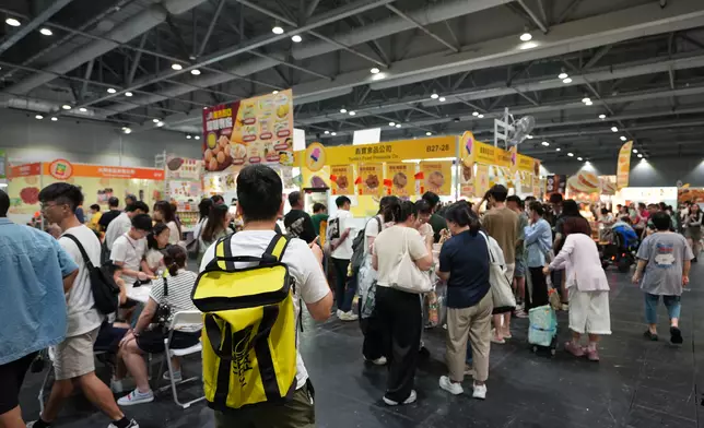 在亞洲國際博覽館舉行的「第5屆工展會購物節」吸引眾多市民及旅客入場品嘗地道美食。巴士的報記者攝