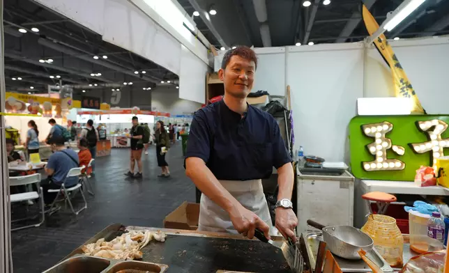 廟街玉子燒負責人吳先生坦言，今年人流較去年少了幾成。巴士的報記者攝。