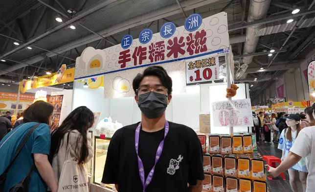 正宗長洲手作糯米糍負責人何先生。巴士的報記者攝。