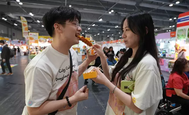 居住在深圳的孔先生趁與女友到亞洲博覽館觀看演唱會之際，順道入場品嘗香港本士文化。巴士的報記者攝