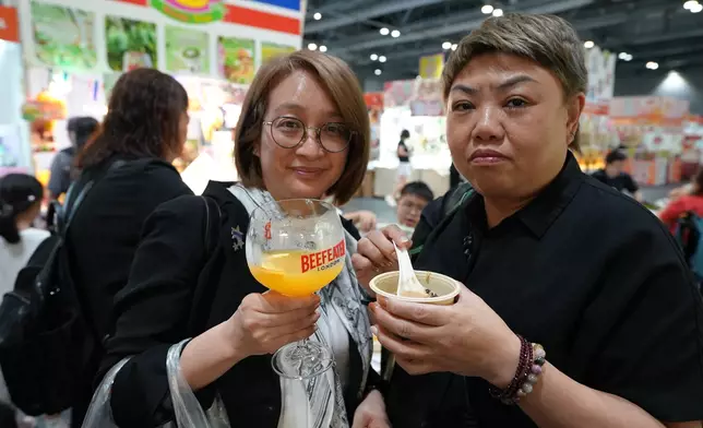 鄺小姐（左）與友人一行人花費逾五百港元，來盡享美食盛宴。巴士的報記者攝