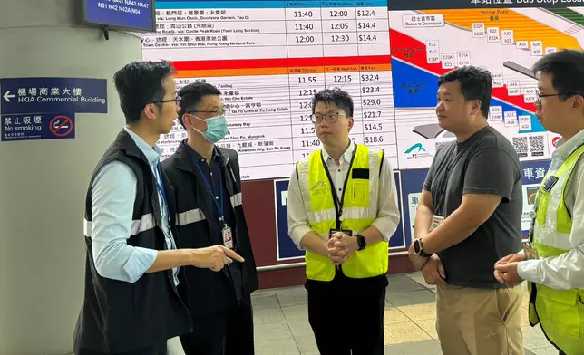 港口衞生科人員向香港機場管理局及其承辦商人員建議加強防控蚊患措施。政府新聞處圖片