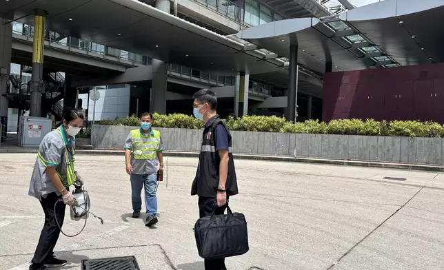 香港機場管理局承辦商人員進行噴灑蚊油工作。 政府新聞處圖片