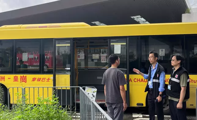 港口衞生科人員提醒跨境巴士公司營辦商人員加強防控蚊患措施。 政府新聞處圖片