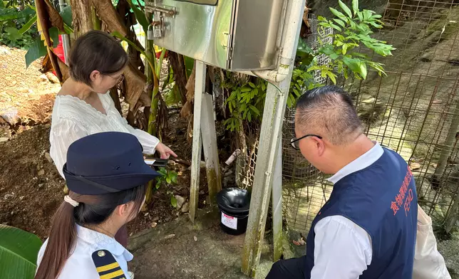 署理環境及生態局局長黃淑嫻（左一）青衣視察控蚊滅蚊工作。政府新聞處圖片