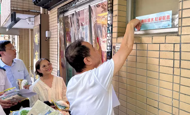 署理環境及生態局局長黃淑嫻（中）到馬灣視察區內宣傳教育工作。 政府新聞處圖片